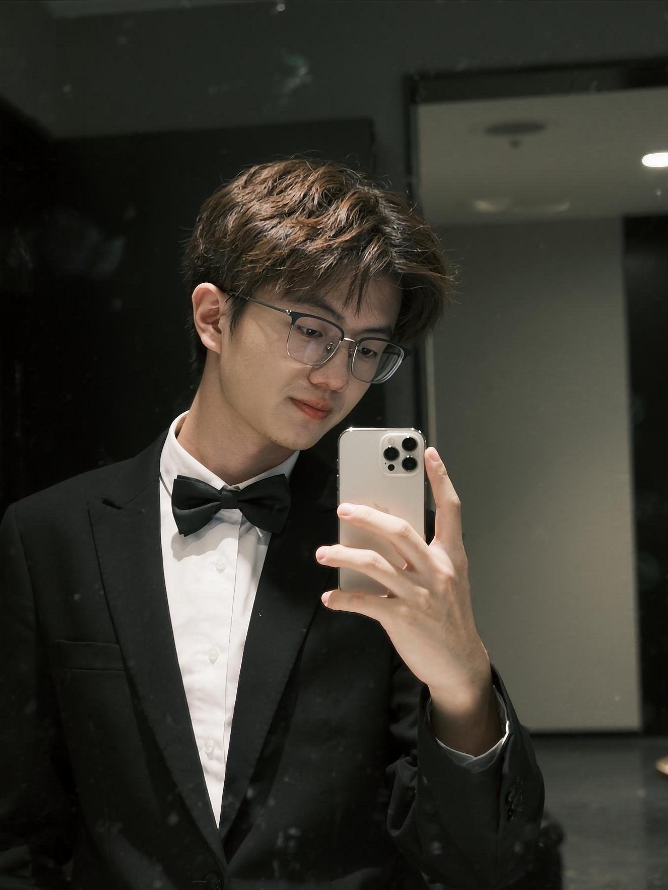 Tianyi Zhou 
 周天逸